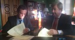 El Director General de la Industria Alimentaria, Fernando J. Burgaz Moreno, en representación del MAGRAMA, y el Presidente de la Conferencia Española de Consejos Reguladores Vitivinícolas, Amancio Moyano Muñoz (CECRV), durante la firma del convenio