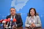 El presidente del Consejo Comarcal, Gerardo Álvarez Courel, y la presidenta del Consejo Regulador, Misericordia Bello.