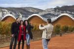 Un grupo de enoturistas disfruta en una de las 26 Rutas del Vino de España certificadas por ACEVIN