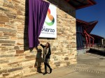 Misericordia Bello, presidenta del CRDO Bierzo, desvelando la nueva imagen corporativa en la sede de Cacabelos