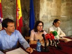 En rueda de prensa hoy (de izqda. a drcha.): Adelino Pérez, tesorero de Bierzo Enoturismo; Misericordia Bello, presidenta; y Manoli Escuredo, gerente.