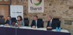 Juan Ignacio Latorre, director comercial de CaixaBank; Misericordia Bello, presidenta del CRDO Bierzo; Alberto Núñez González, director de la oficina de CaixaBank en Cacabelos; y José Luis Pérez Cartón, responsable de la línea de negocio Agrobank.