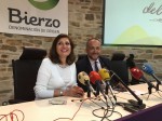 Misericordia Bello, presidenta del CRDO Bierzo, acompañada de Gerardo Álvarez Courel, presidente del Consejo Comarcal de El Bierzo, minutos antes de la lectura de la calificación de la añada Bierzo del 18 en Cacabelos.