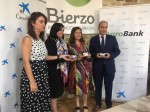 Misericordia Bello, presidenta del Consejo Regulador de la Denominación de Origen Bierzo, junto a los representantes de CaixaBank 