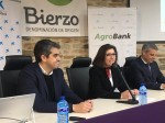 El reconocido sumiller de El Bulli, Ferrán Centelles, junto a la presidenta del Consejo Regulador de los Vinos del Bierzo, Misericordia Bello, y el Director Territorial Noroeste de CaixaBank, Marc Benhamou.