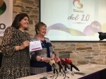 Isabel Mijares, enóloga, química y escritora del vino, junto a Misericordia Bello, presidenta del Consejo Regulador de la DO Bierzo.