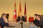 El delegado territorial de la Junta en León, Guillermo García Martín, y la presidenta del CRDO Bierzo, Misericordia Bello, en el encuentro mantenido hoy.